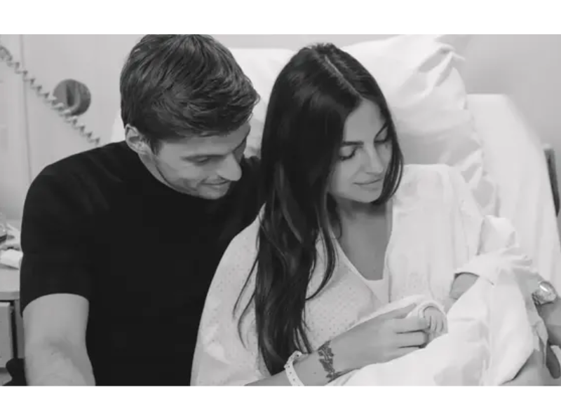Max Verstappen e Kelly Piquet segurando sua filha Lily.