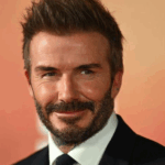 David Beckham celebrando seu 50º aniversário com um terno elegante e champanhe em um terraço de luxo.