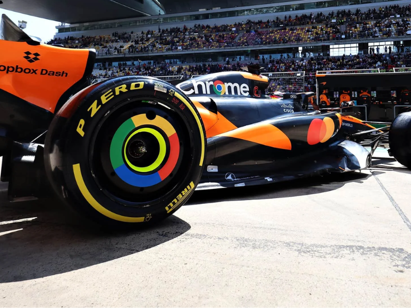 Close-up dos tambores de freio da McLaren MCL39, foco nos canais de ar e isolamento térmico.