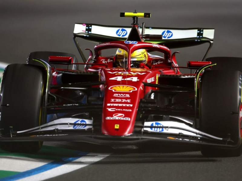 Imagem ultrarrealista de um pit stop da Ferrari em Miami, com foco na velocidade e precisão da equipe.