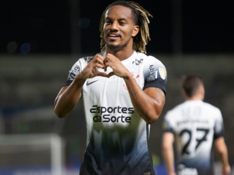 André Carrillo treinando no Corinthians, foco e determinação.