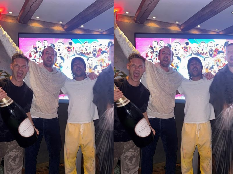 Son Heung-min erguendo a taça da UEFA Europa League com a torcida do Tottenham ao fundo.