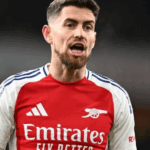 Jorginho, meio-campista do Arsenal, em um retrato ultrarrealista durante uma partida.