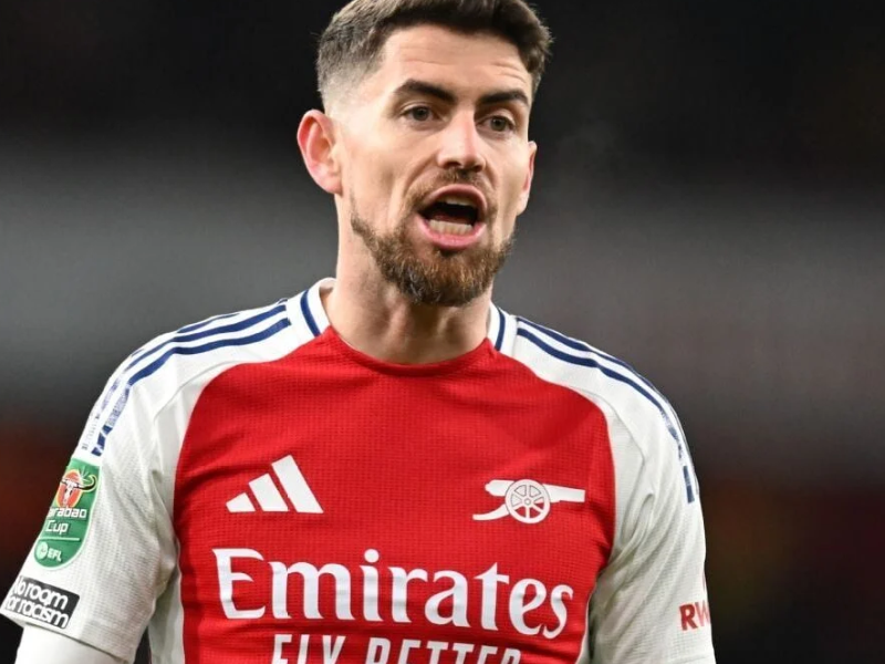 Jorginho, meio-campista do Arsenal, em um retrato ultrarrealista durante uma partida.