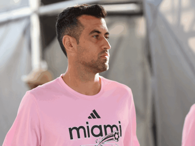 Sergio Busquets treinando com o uniforme do Inter Miami sob o sol.