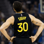 Stephen Curry sente fisgada na coxa durante partida de playoff da NBA.