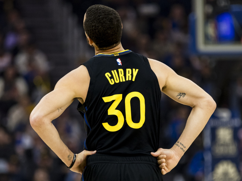 Stephen Curry sente fisgada na coxa durante partida de playoff da NBA.