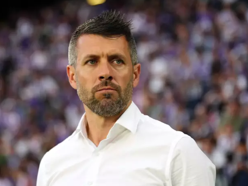 Márcio Fernandes, treinador do Botafogo-PB, posando no estádio.