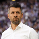 Paulo Pezzolano em frente ao Hillsborough Stadium, Sheffield Wednesday.