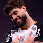 Yuri Alberto correndo com a bola durante um jogo do Corinthians.