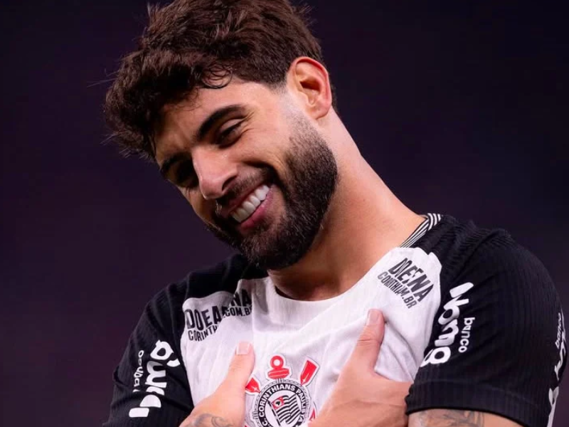 Yuri Alberto correndo com a bola durante um jogo do Corinthians.