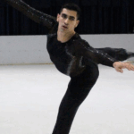 Arthur Alcorte patinando no gelo durante competição.