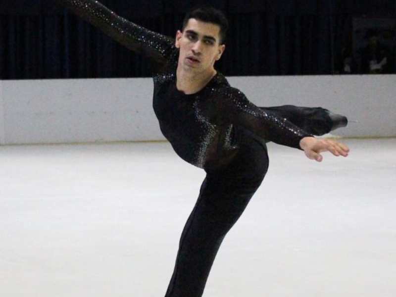 Arthur Alcorte patinando no gelo durante competição.