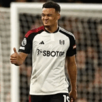 Rodrigo Muniz em campo, jogando pelo Fulham na Premier League.