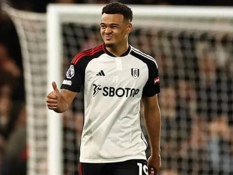 Rodrigo Muniz em campo, jogando pelo Fulham na Premier League.