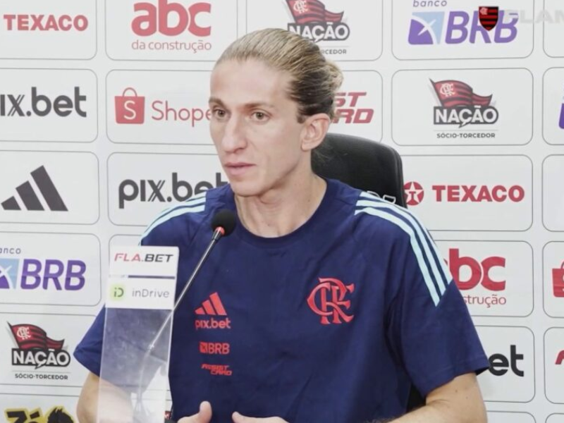 Filipe Luís em entrevista coletiva, expressando preocupação com o calendário de jogos.