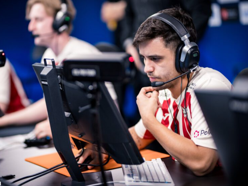 SunPayus e sAw sorrindo em escritório moderno, representando a parceria G2 Esports.