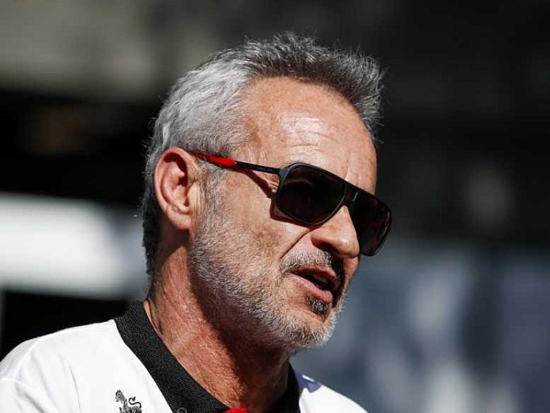 Retrato de Beat Zehnder, diretor esportivo da Sauber, no paddock da F1.