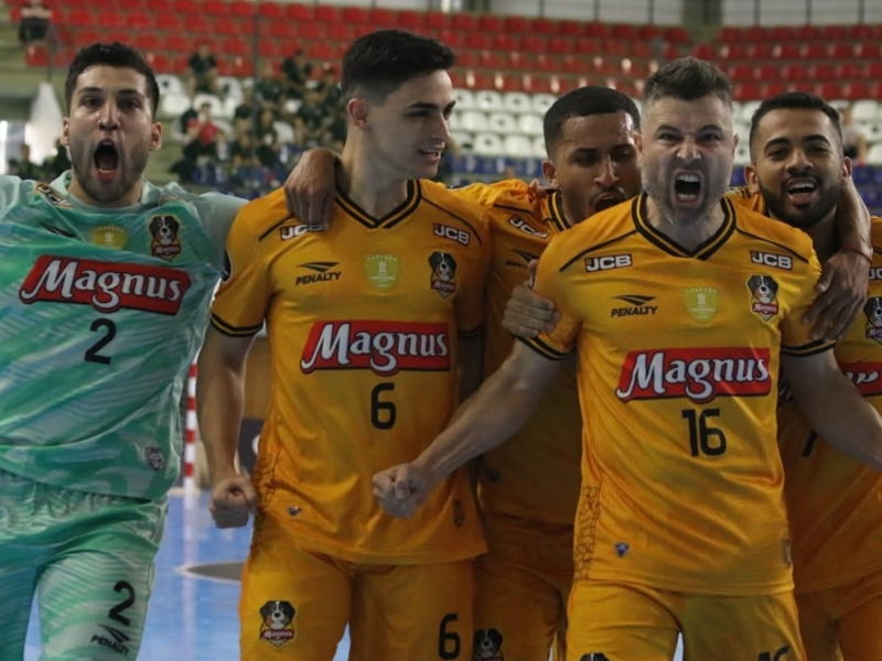 Jogadores de Magnus e Joinville competindo em uma partida intensa de futsal na Copa Libertadores.