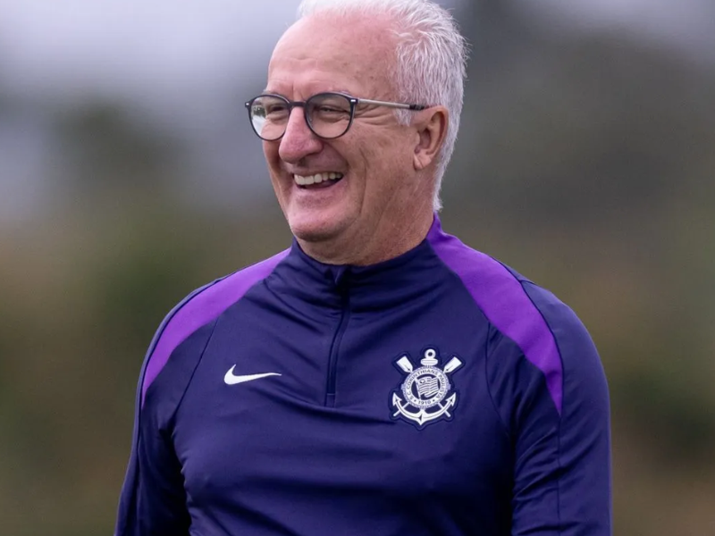 Dorival Júnior, técnico do Corinthians, observando um jogo com expressão focada.