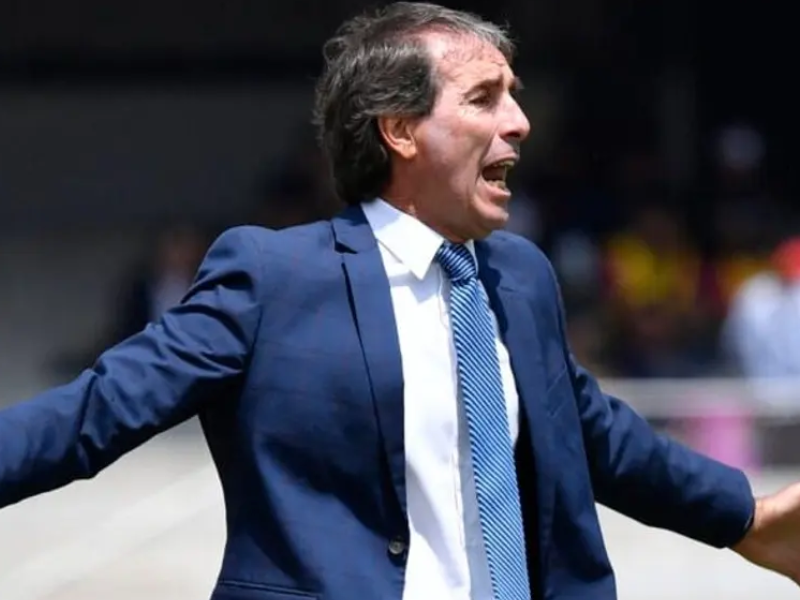 Guillermo Almada gesticulando em um jogo de futebol.