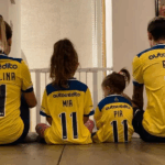 Ángel Di María sorrindo e acenando para a torcida do Rosario Central durante sua apresentação no estádio.