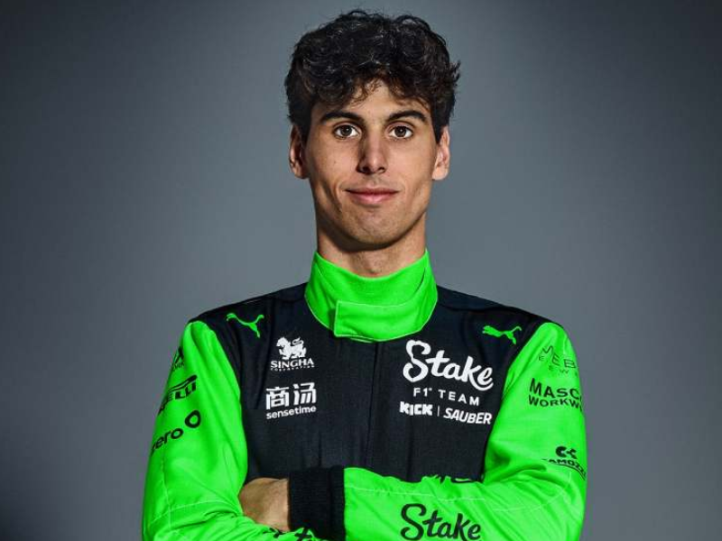 Gabriel Bortoleto da Sauber durante entrevista em Barcelona.