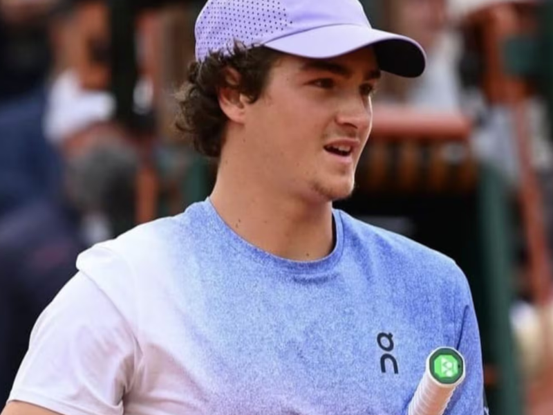 Tenista João Fonseca chora emocionado após vitória em Roland Garros.