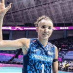 Gabi Guimarães, jogadora de voleibol, celebrando uma vitória com o Conegliano.