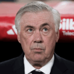 Carlo Ancelotti acenando para a torcida brasileira em sua apresentação.