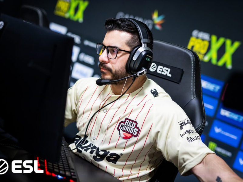 Jogador de CS2 Coldzera segurando uma AWP com o uniforme do time RED.