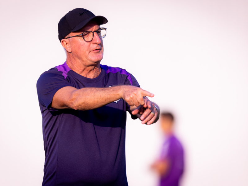Foto ultrarrealista de Dorival Júnior em coletiva, refletindo sobre o futebol.