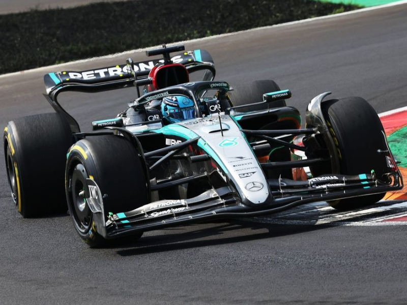 Close-up ultrarrealista de George Russell dirigindo seu carro de Fórmula 1 Mercedes no Grande Prêmio da Áustria.