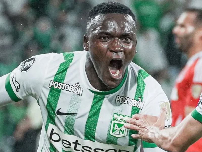 Kevin Viveros, jogador colombiano, vestindo a camisa do Athletico Paranaense em campo.