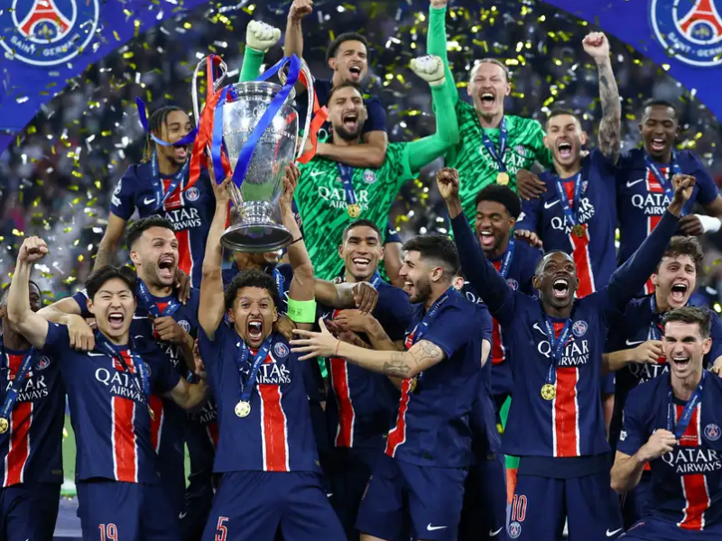 Andrey Santos treinando no Chelsea, com Stamford Bridge no fundo e luz solar intensa.