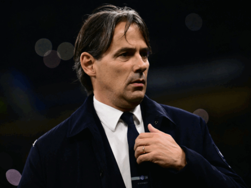 Simone Inzaghi apertando a mão de dirigente do Al Hilal em estádio de futebol.