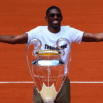 Dembélé com a taça da Champions League em Roland Garros comemora com a torcida.