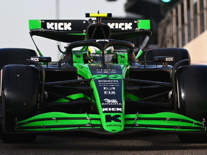 Gabriel Bortoleto em seu carro de Fórmula 1 da Sauber, visto de perto, na pista do GP da Áustria.