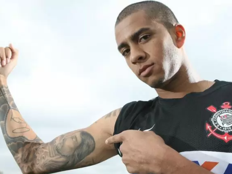 Cena de um campo de futebol vazio ao entardecer, com um portão de vestiário e uma bola murcha no chão, simbolizando uma oportunidade perdida.