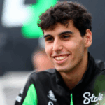 Close-up ultrarrealista de Gabriel Bortoleto dentro de um carro de Fórmula 1 da Sauber em Silverstone, Inglaterra.