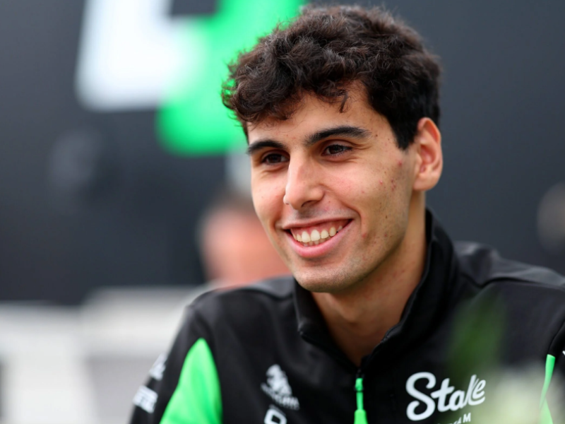 Close-up ultrarrealista de Gabriel Bortoleto dentro de um carro de Fórmula 1 da Sauber em Silverstone, Inglaterra.
