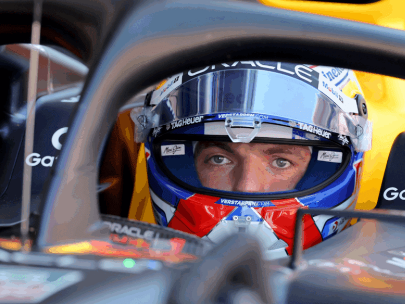 Max Verstappen com um uniforme de corrida, com o carro da Mercedes W15 ao fundo, simbolizando a negociação para a F1 2026.