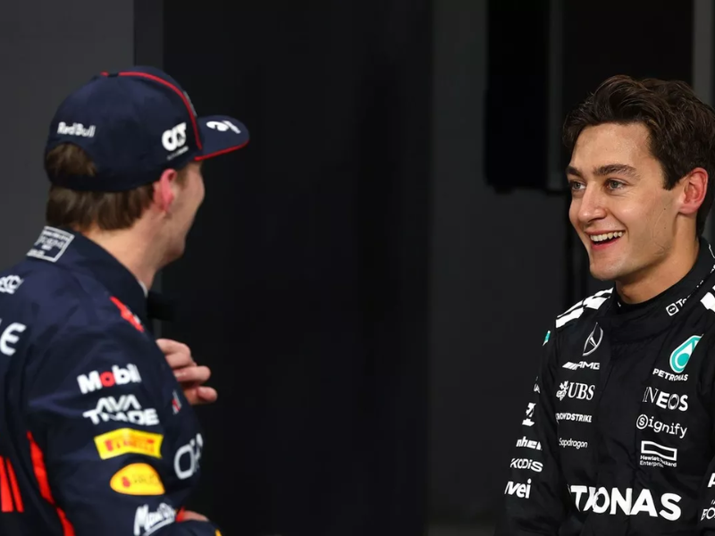 Riccardo Patrese, ex-piloto de F1, em seu escritório com luz natural, refletindo sobre estratégias de equipes e pilotos como Verstappen e Russell.