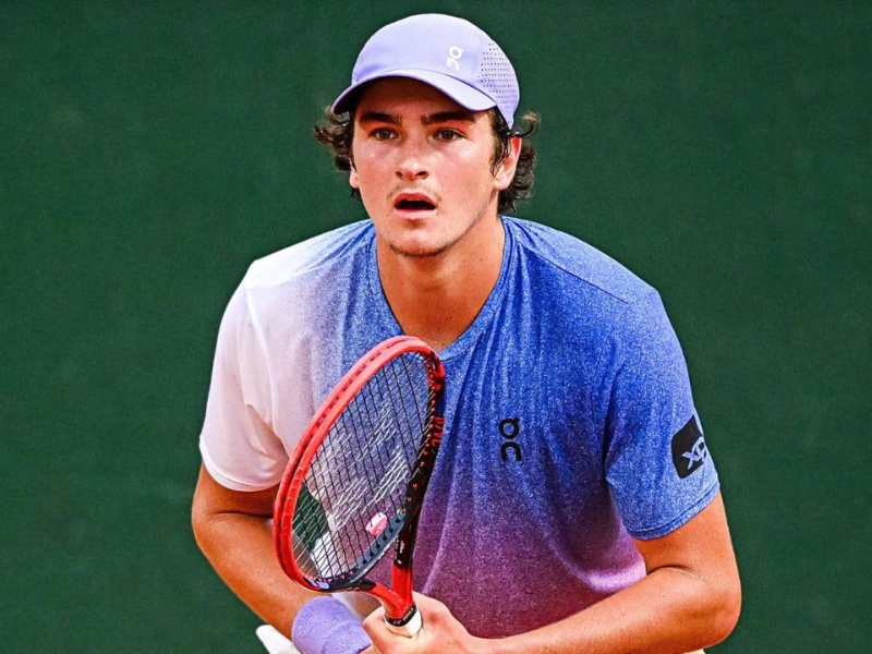 Foto ultrarrealista de João Fonseca, tenista brasileiro, em quadra dura, com forte luz de pôr do sol.