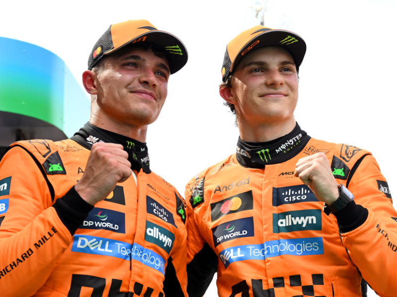 Retrato ultrarrealista de David Coulthard, em seus 50 anos, exibindo uma expressão pensativa e tranquila, em um ambiente de estúdio, com foco em seu rosto e a textura de sua pele. Ele usa uma camisa polo preta.