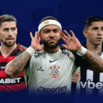 Gramado de futebol vibrante com bola e chuteiras, representando aumento de estrangeiros no Brasileirão.