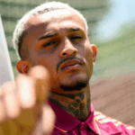 Wesley, lateral brasileiro, em ação no campo, com uniforme de time de futebol. Visão ultrarrealista e detalhada.