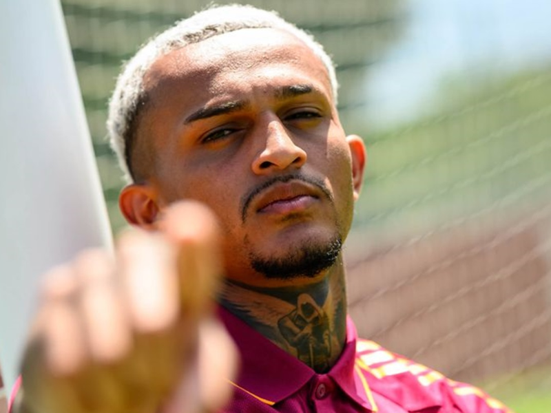 Wesley, lateral brasileiro, em ação no campo, com uniforme de time de futebol. Visão ultrarrealista e detalhada.