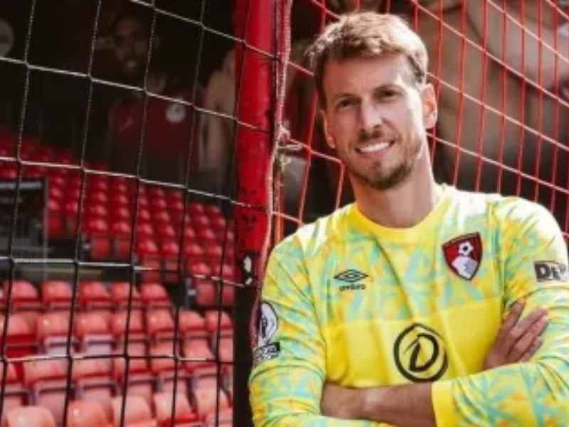 Goleiro Neto, 36 anos, em pé no campo do Estádio Nilton Santos, vestindo o uniforme preto e branco do Botafogo.