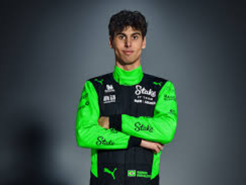 Close-up de Gabriel Bortoleto em seu carro de Fórmula 1 em Zandvoort, Holanda, com capacete e olhar focado.